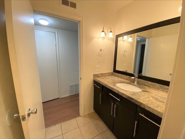 Building Photo - DOUBLE Car Garage! Balcony! Walkable to Restaurants!