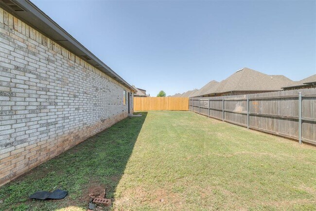 Building Photo - 2313 E Kellan Ct Terrace