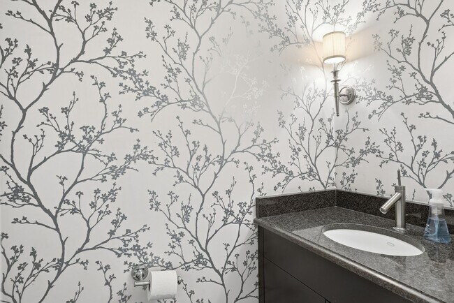 Building Photo - 3 BED | 4 BATH | TWO CAR GARAGE | HISTORIC DISTRICT TOWNHOME