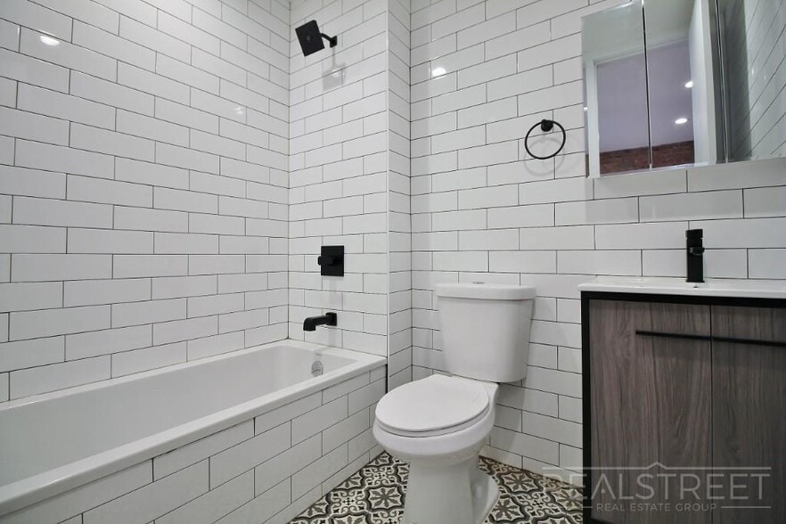 Building Photo - Spacious Modern 1 Bedroom