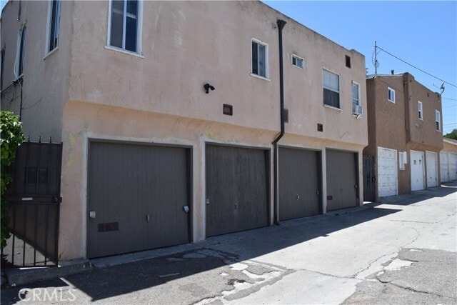 Building Photo - 552 W 22nd St