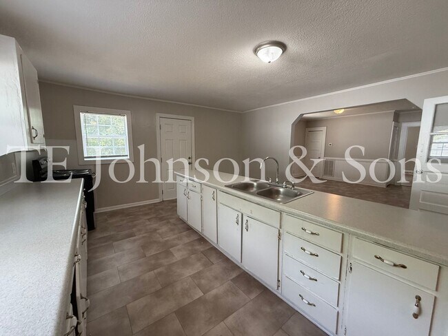 Building Photo - Charming 2 Bedroom Home with Rocking Chair Front Porch Near Downtown Winston-Salem