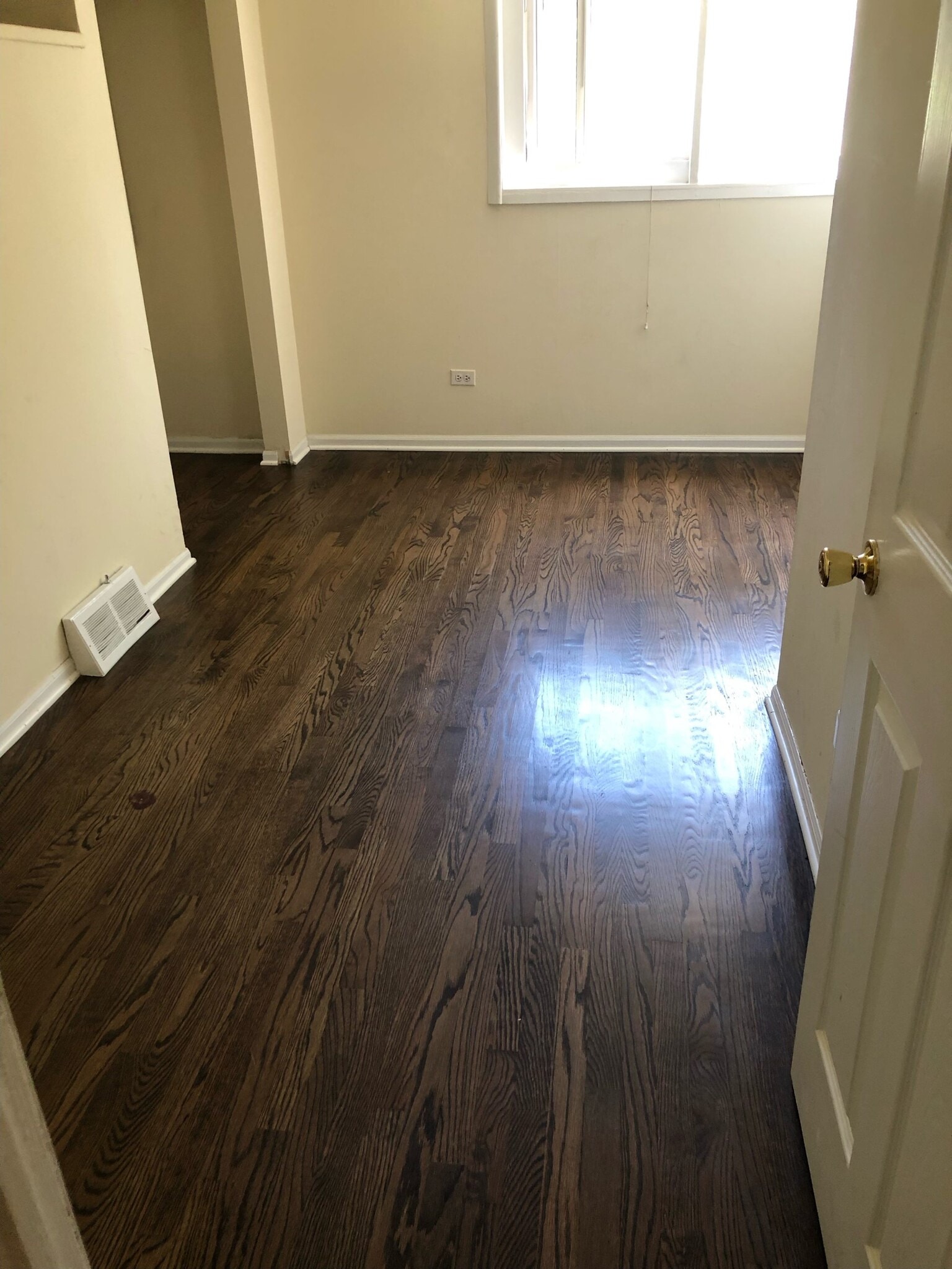 Building Photo - 1415 W Devon Ave