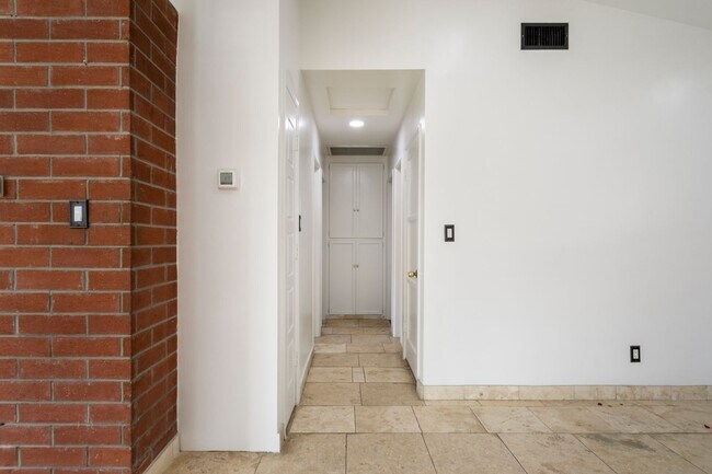 Building Photo - b10436