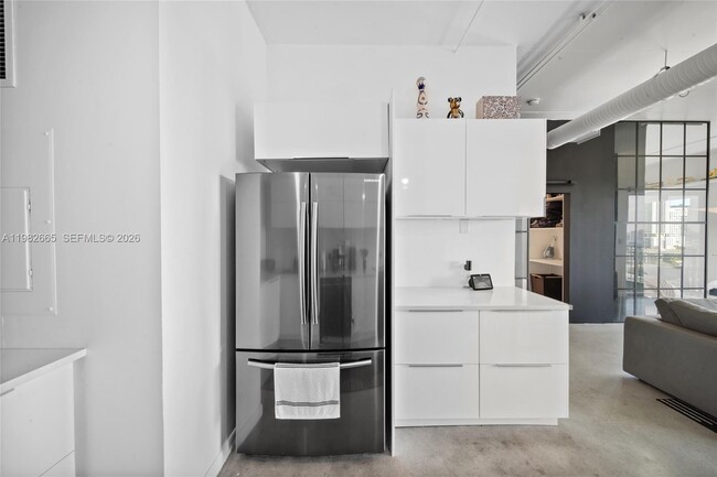 Building Photo - 10 SW South River Dr