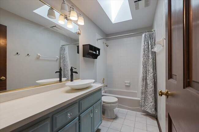 Building Photo - 1055 Knollwood Ln