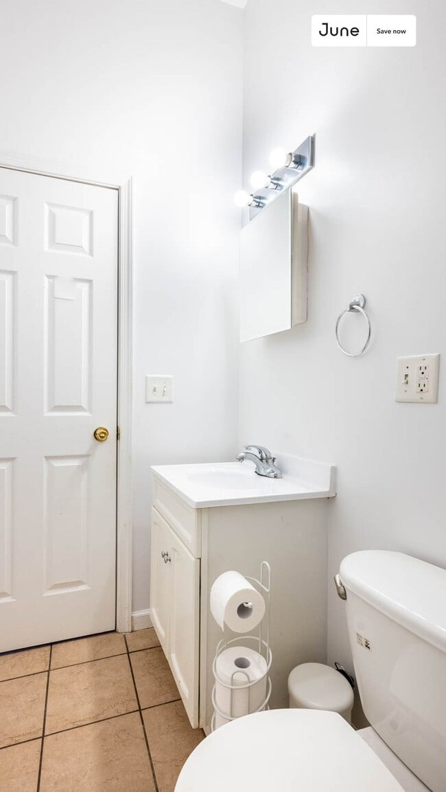 Building Photo - 1945 W Cermak Rd