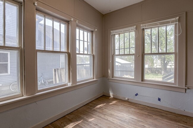 Building Photo - 6 Month Lease! 3Bed 2Bath with 3 Stall Garage!