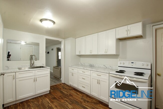 Building Photo - Great Smaller Home for Lease! (Water, Garb...