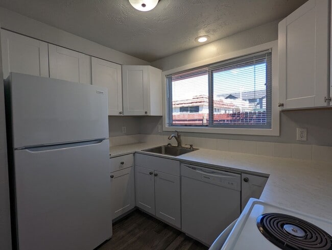 Building Photo - Newly Renovated 2-Bedroom, 1.5-Bath Apartment with Private Patio and On Site Laundry!