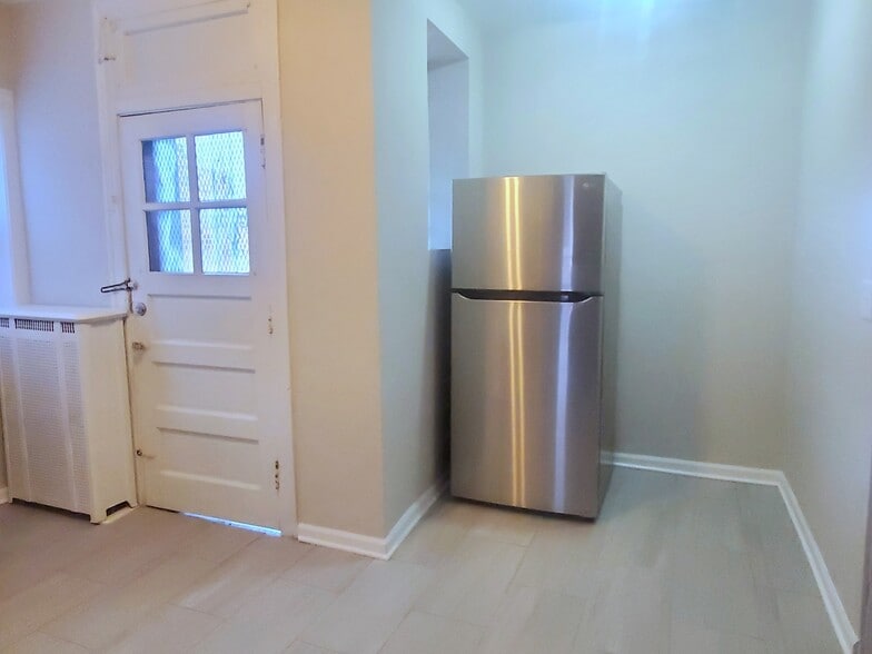 Building Photo - 8028 S Phillips Ave