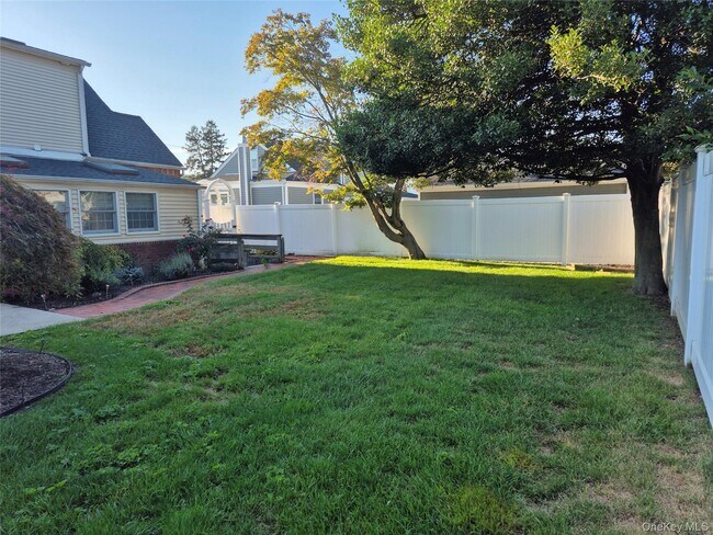 Building Photo - 17 Cedar Dr