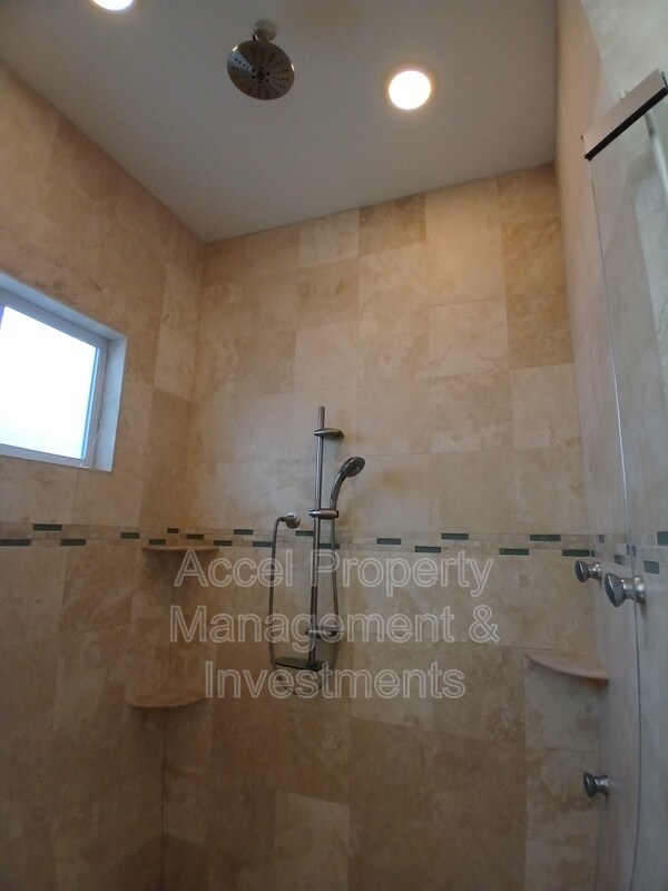 Building Photo - 2423 W Hampton Ave