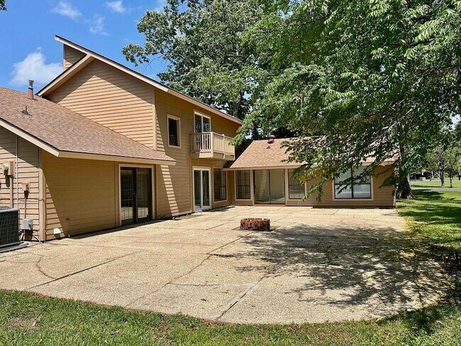 Building Photo - Spacious 3BR/2.5BA Retreat in Briarwood Es...