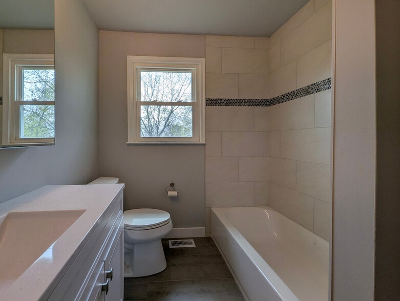 Building Photo - 1583 Yeakel Way