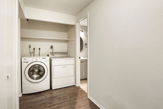 Building Photo - Move in ready home on Parkview