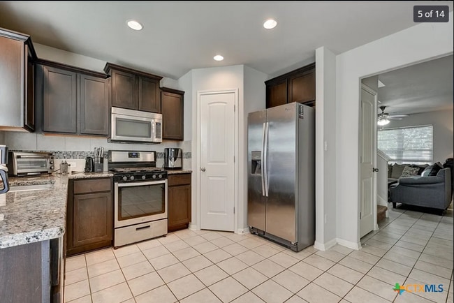 Building Photo - Beautiful and Convenient! 3 bed 2 1/2 bath...