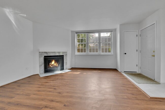 Building Photo - $1,775.00, 2-bed, 2-bath condo in Lakewood.