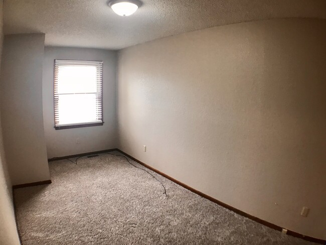 Building Photo - {1423} Olathe Townhome + 3Bed/2.5Bath + Fe...