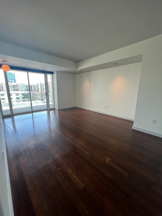 Building Photo - 6250 Hollywood Blvd