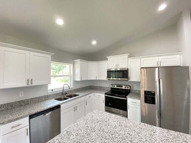 Building Photo - Custom Home - Desirable SE Ocala Neighborhood 3/2/2 **Wont Last**