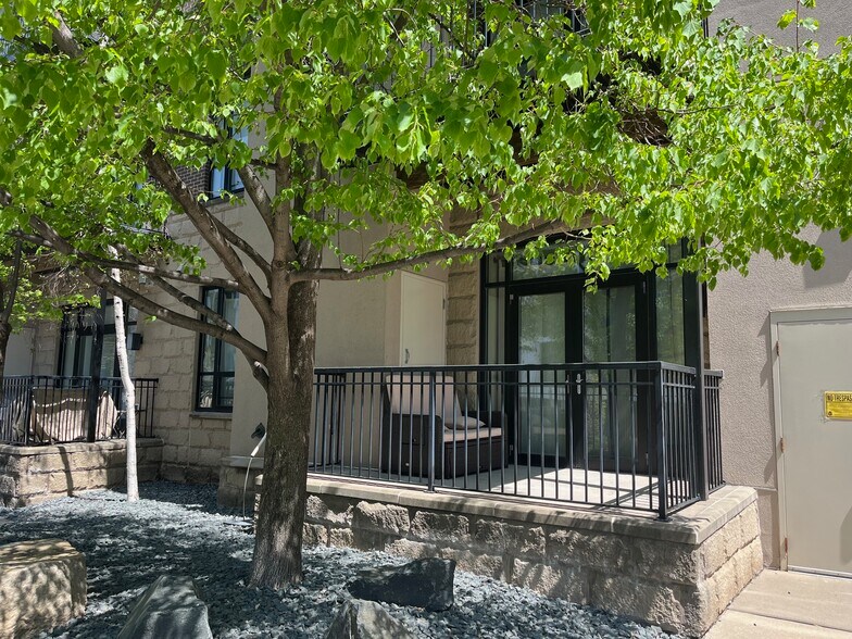 Building Photo - 3104 W Lake St