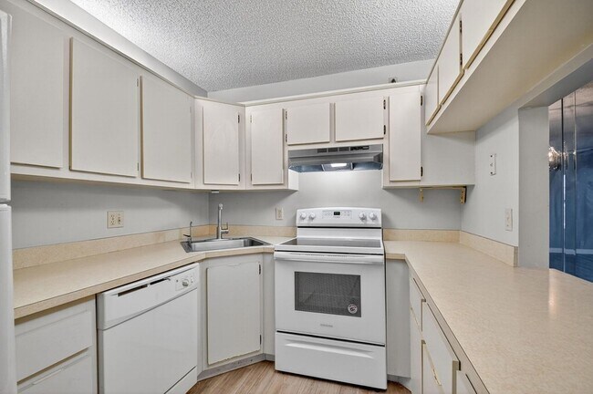 Building Photo - 805 Sky Pine Way