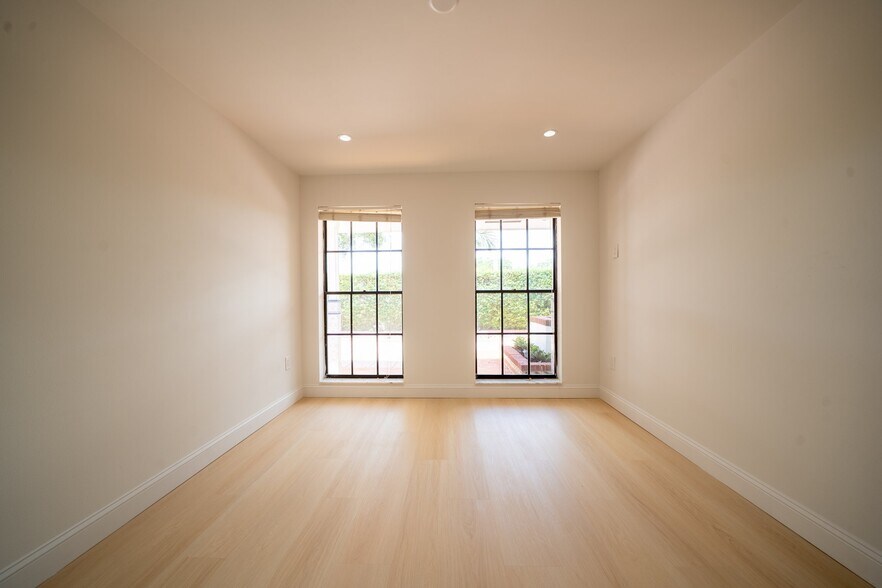 Building Photo - 1550 S Greenway Dr