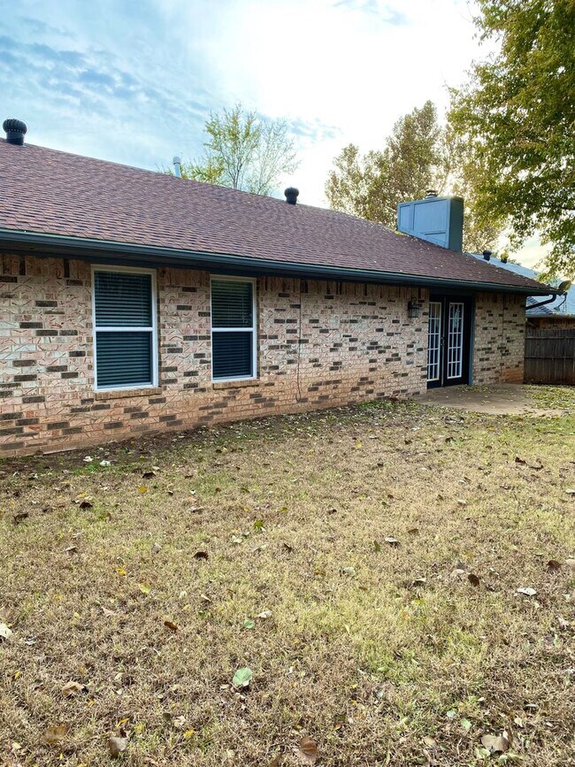 Building Photo - 2805 Summerfield Dr