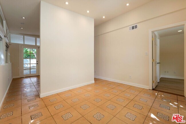 Building Photo - 22750 Clarendon St