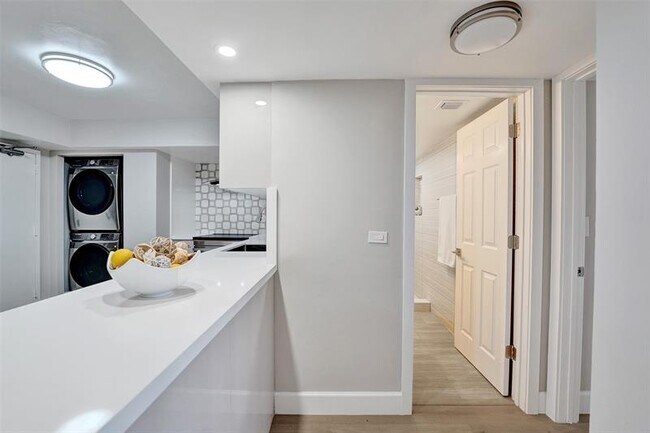 Building Photo - 3200 Port Royale Dr N