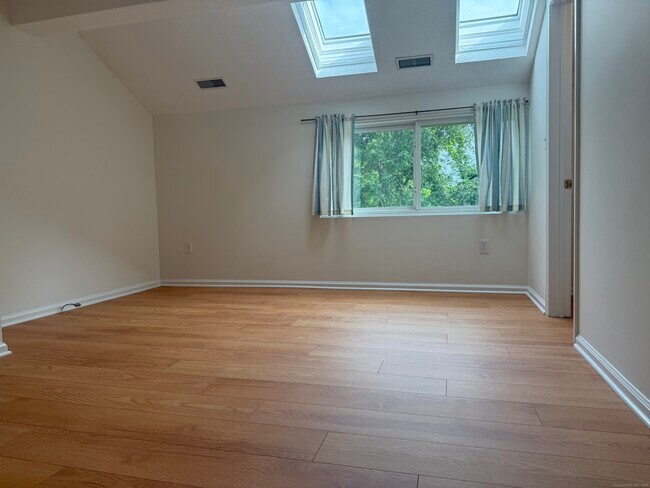 Building Photo - 11 Strathmore Ln