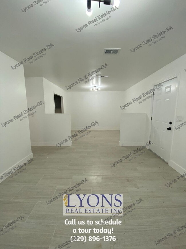 Building Photo - 1028 S Gordon Ave