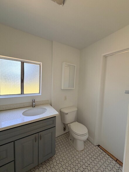 Building Photo - 869 Lincoln Ave