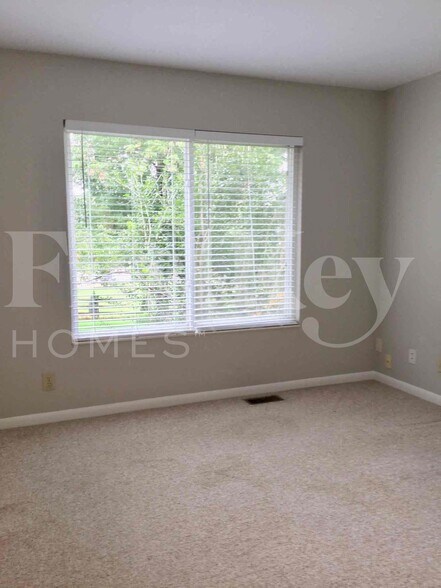 Building Photo - 8560 Elmcreek Ct