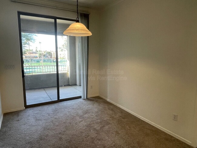 Building Photo - 955 E Knox Rd