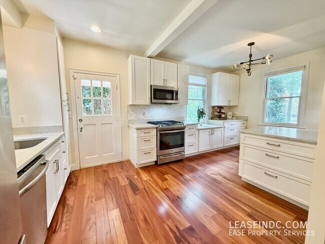 Building Photo - 4825 Butterworth Pl NW