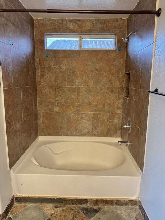 Building Photo - Amazing 4BD, 3BA house in Pinal county (31...