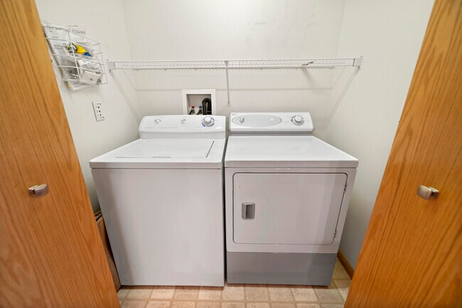 Building Photo - 870 W Cherry St