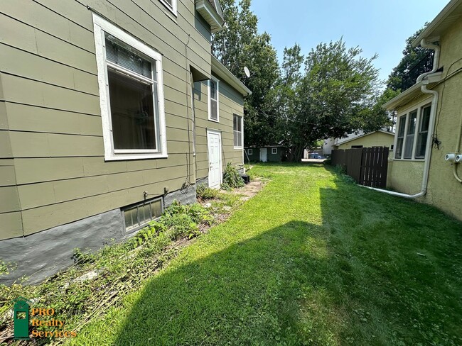 Building Photo - 2 Bedroom Upper Level Duplex Unit