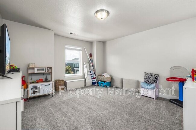 Building Photo - 123 Valcrest Dr
