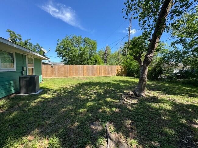 Building Photo - 5846 Westover St