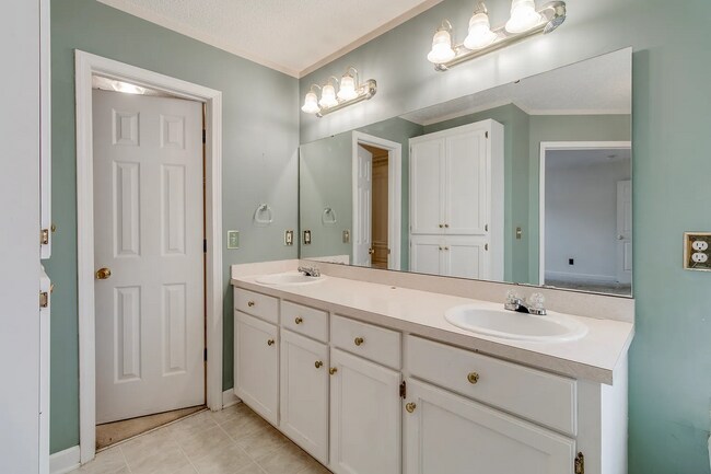 Building Photo - 402 Plantation Pointe Dr