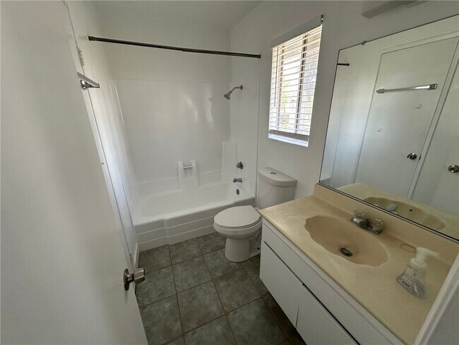 Building Photo - 1501 E Fairfield Ct