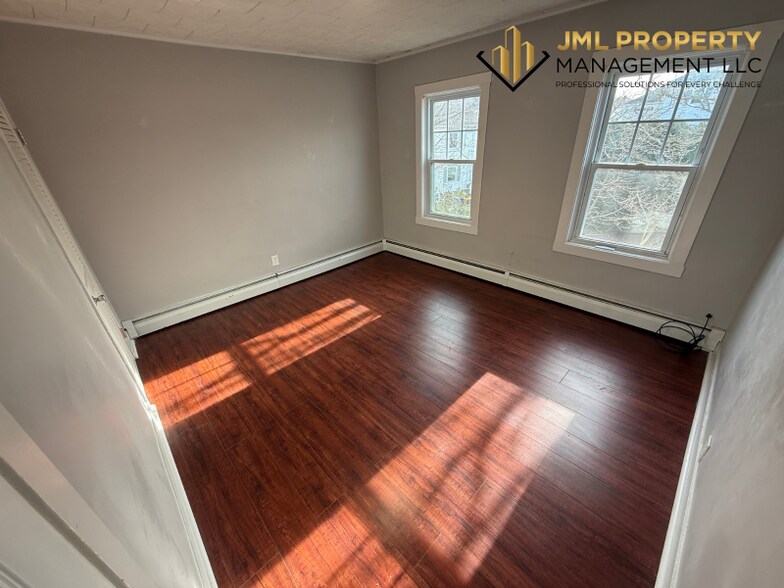 Building Photo - 834 Eastern Ave