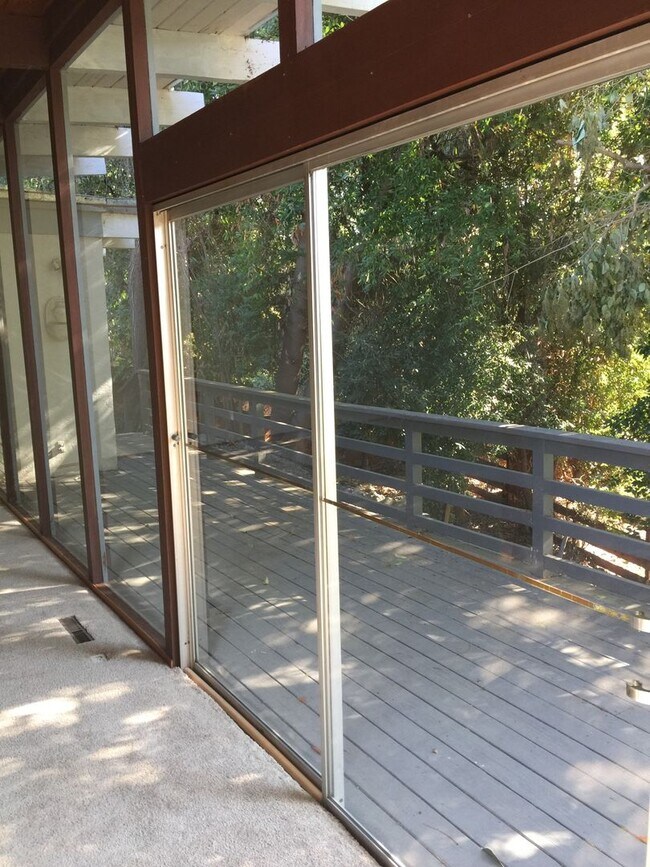 Building Photo - Mid-Century Hayward Home For Rent