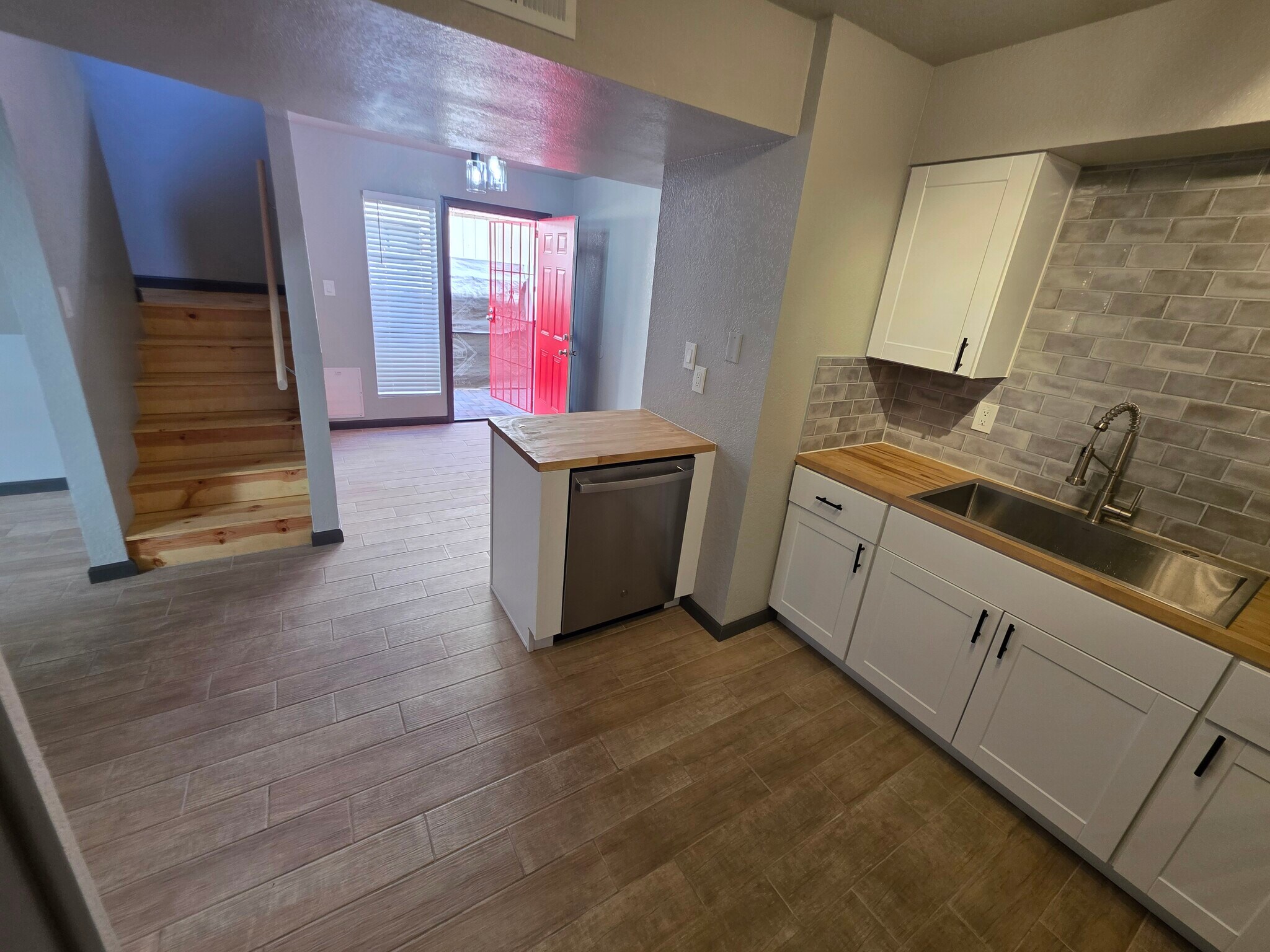 Building Photo - 1749 E Pepper Cir