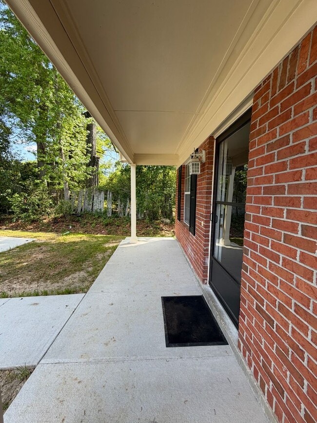 Building Photo - Gorgeous 2/2 newly renovated townhome available now!