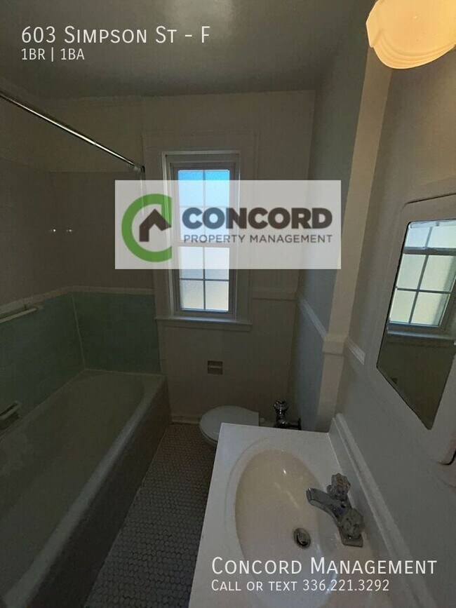 Building Photo - 603 Simpson St