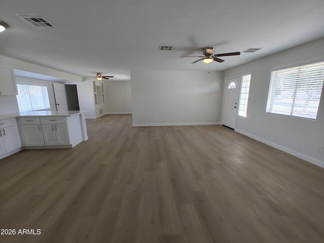 Building Photo - 2316 E Karen Dr